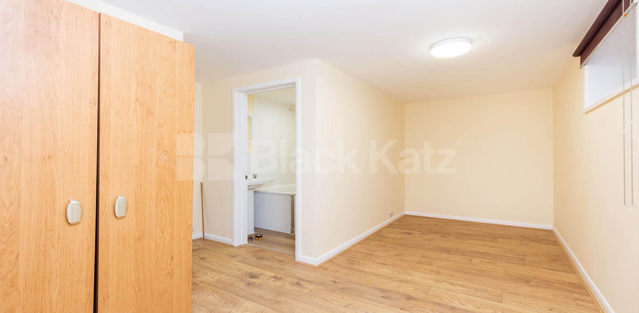 			LOCATION LOCATION LOCATION !!!, 1 Bedroom, 1 bath, 1 reception Flat			 Swan Yard, ISLINGTON N1